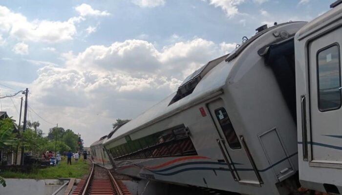 6 Fakta Mengejutkan KA Anjlok di Bekasi, Perjalanan dari Jakarta Jadi Bencana!
