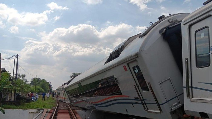 6 Fakta Mengejutkan KA Anjlok di Bekasi, Perjalanan dari Jakarta Jadi Bencana!