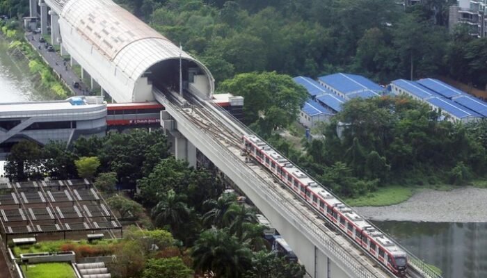 Ketika LRT Jabodebek Gangguan, Penumpang Jadi Pionir Jalan Kaki Hingga Gemetaran