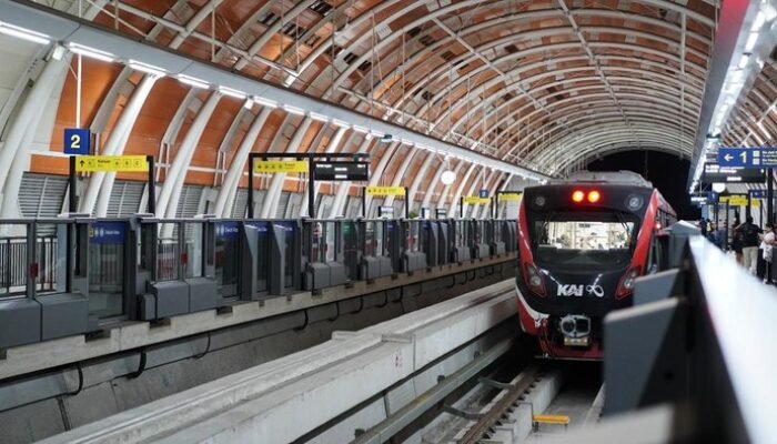 **Penumpang LRT Jabodebek Dievakuasi Jalan Kaki, Operator: Pilihan Terakhir**