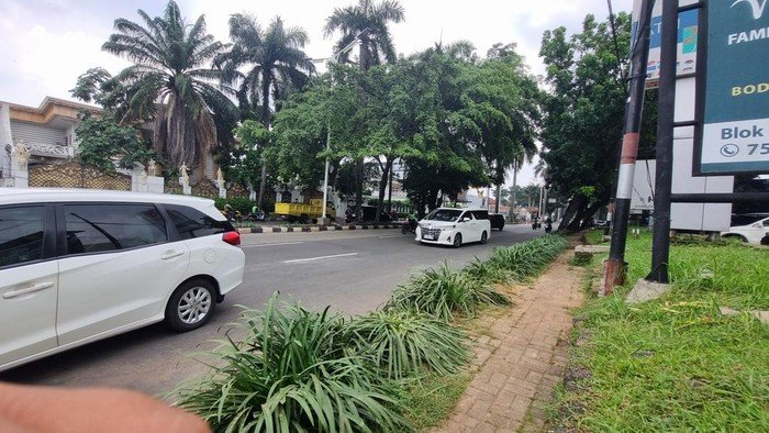 Moment Menyayat Hati: Pohon Tumbang di Pondok Indah, Lexus Karam, Nyawa Hilang