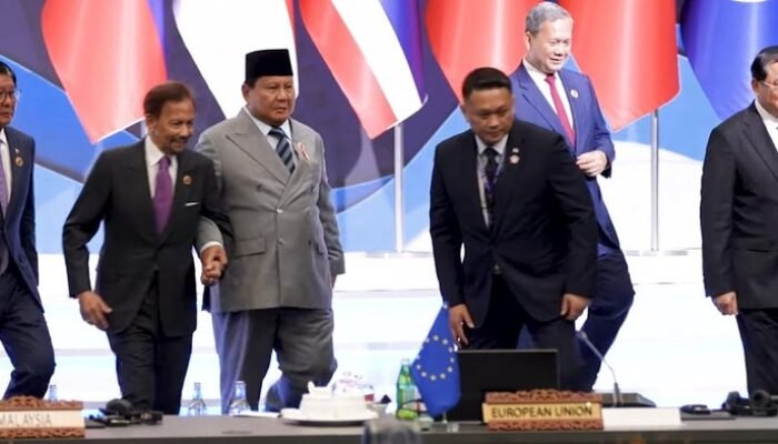 “Gandeng Sultan Brunei, Prabowo Curi Perhatian di KTT ASEAN”