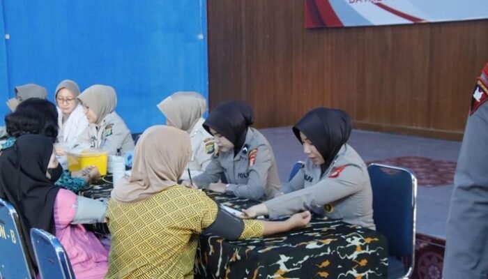 Brimob Polda Metro Berikan Bakti Kesehatan, Ramaikan Perayaan HUT ke-80!
