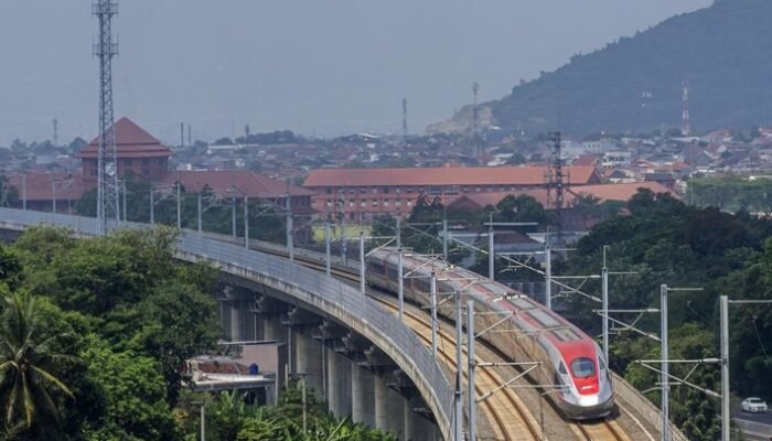 Siapa di Balik Skandal Kereta Cepat Whoosh? KPK Segera Klarifikasi!