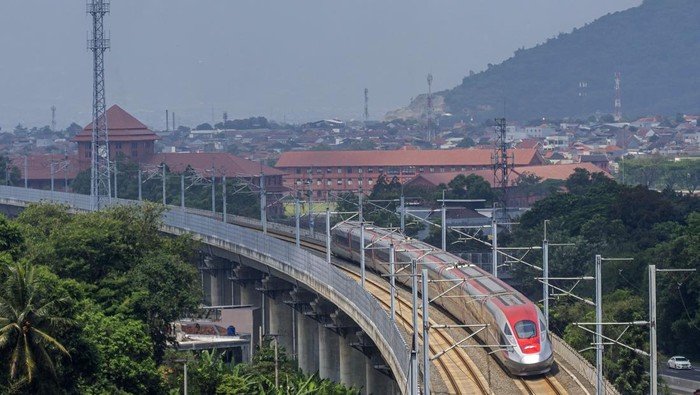 Siapa di Balik Skandal Kereta Cepat Whoosh? KPK Segera Klarifikasi!