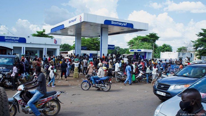 Krisis Bahan Bakar di Mali: Kelompok Militan Tegakkan Kekuatan, Sekolah Terlantar