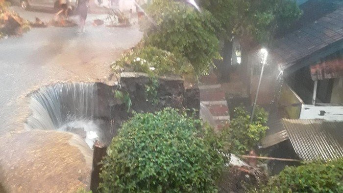 Hujan Deras Sebabkan Tebing di Bondongan Bogor Longsor, 12 Rumah Dihancurkan