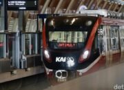 LRT Grounded, Ribuan Penumpang Terpaksa Berjalan Kaki di Lintasan Panjang