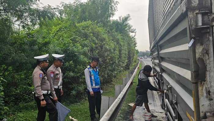 Truk Terbakar di Tol Cawang Jakarta, Diduga Akibat Panas dari Pengereman - Update 1