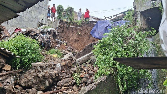 Longsor Tebing 10 Meter di Bondongan, Bogor: 12 Rumah Terendam, Begini Kondisinya