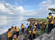 Ribuan Personel Polda Sumbar Bersih-bersih Pantai Purus, Gelombang Kebaikan Menerjang Sampah!
