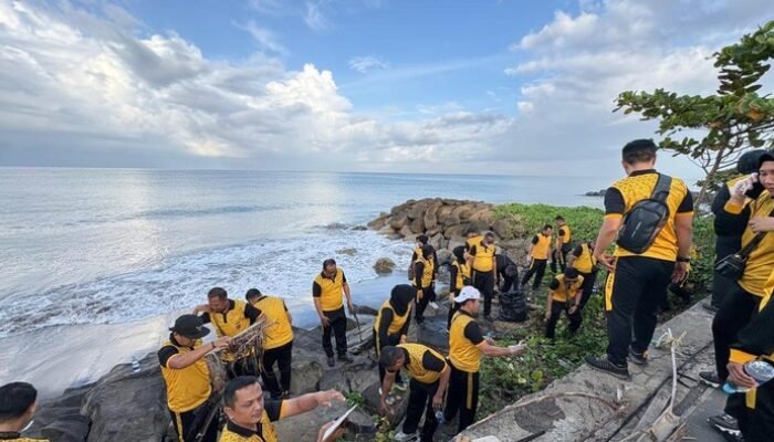 Ribuan Personel Polda Sumbar Bersih-bersih Pantai Purus, Gelombang Kebaikan Menerjang Sampah!