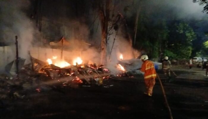 Kebakaran Mengerikan di Warung Makan Jakut: Kakek Tewas, Nenek Terluka