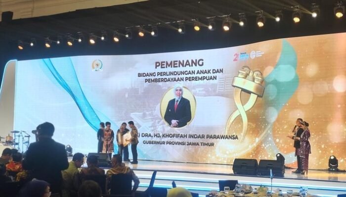 “Daftar Pemenang DPD RI Awards 2025, Khofifah Terima Penghargaan: 5 Bidang yang Menyita Perhatian”