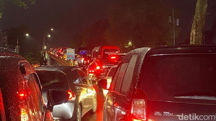 **Cerita Pengendara Terjebak Macet Imbas Banjir Semarang: Tak Bisa Bergerak**