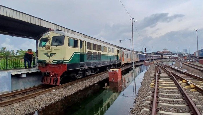 16 Rute Kereta Api Ikut Terganggu, Begini Dampak Genangan di KA Semarang!