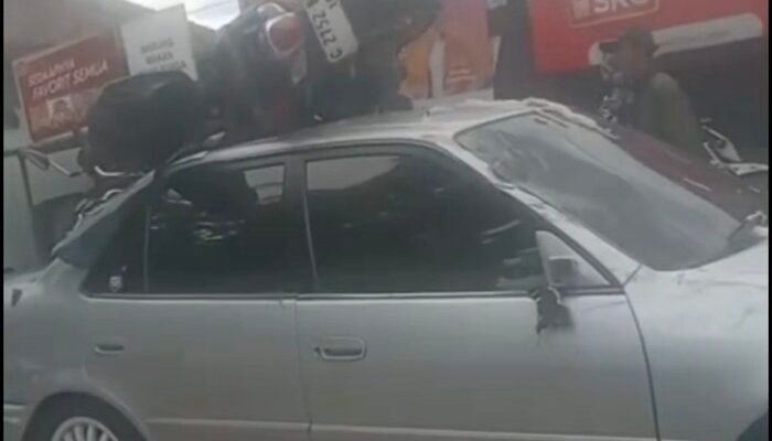 **Kecelakaan Maut di Cilegon: Motor Nyangkut di Atap Mobil, Pengendara Tewas**