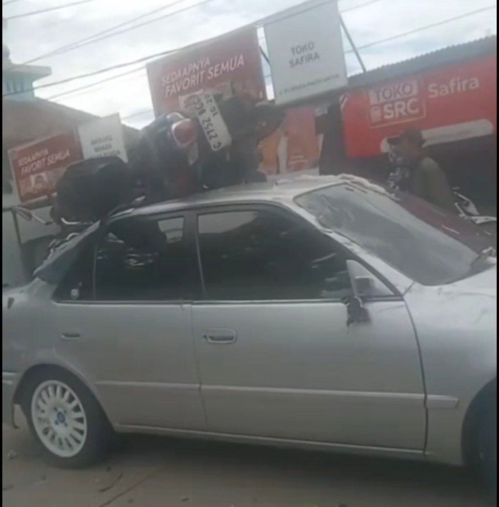 **Kecelakaan Maut di Cilegon: Motor Nyangkut di Atap Mobil, Pengendara Tewas**