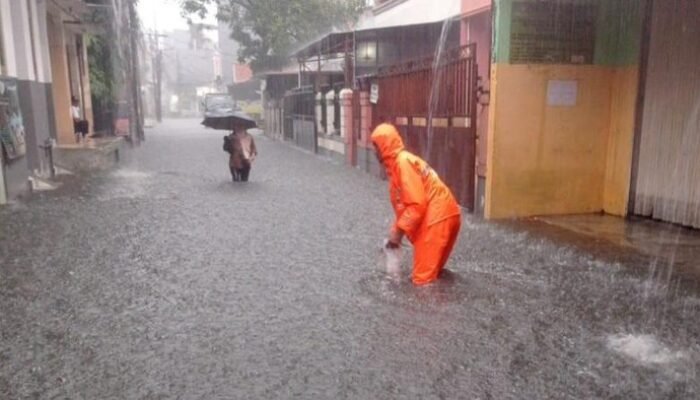 Bencana Banjir di Jaksel: 35 RT Petogogan-Pela Mampang Dilanda Hujan Deras dan Kali Meluap, Warga Berjuang untuk Bertahan!
