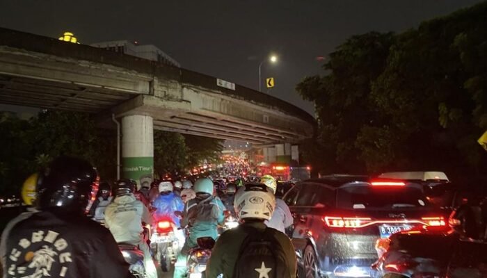 Lalin TB Simatupang Macet Parah Malam Ini, Pemotor Sampai Matikan Mesin – Update 2