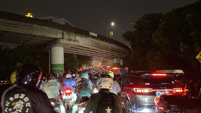 Lalin TB Simatupang Macet Parah Malam Ini, Pemotor Sampai Matikan Mesin - Update 2