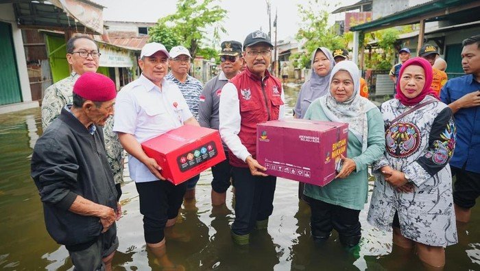 Tinjau Banjir Semarang, Gus Ipul Pastikan Penyaluran Bantuan untuk Korban - Update 2