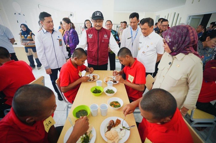 Gus Ipul: Anak Lulus Sekolah Rakyat, Keluarganya Juga Naik Kelas - Update 2