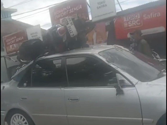 Tragedi Maut di Cilegon: Motor Nyangkut di Atap Mobil, Korban Berdarah!