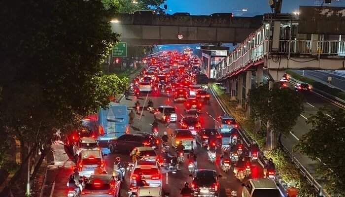 “Lalin Sudirman-Gatsu Tak Berenti Macet, Warga Duh!”