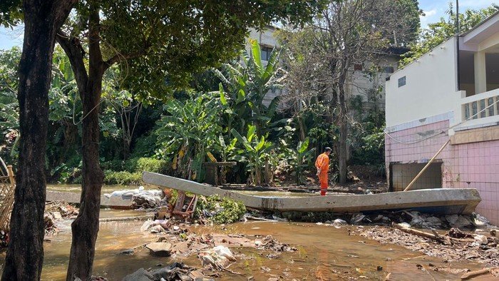 **Tanggul Baswedan Jebol, Air Masih Meluap Meski Ditahan Karung Pasir**
