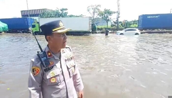 Jalan Raya Kaligawe Semarang Masih Tergenang Siang Ini: Bencana Menunggu di Setiap Lengkung Jalan?
