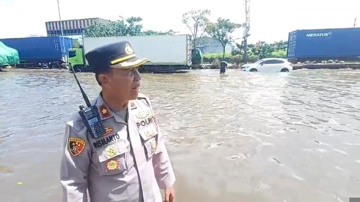 Jalan Raya Kaligawe Semarang Masih Tergenang Siang Ini: Bencana Menunggu di Setiap Lengkung Jalan?