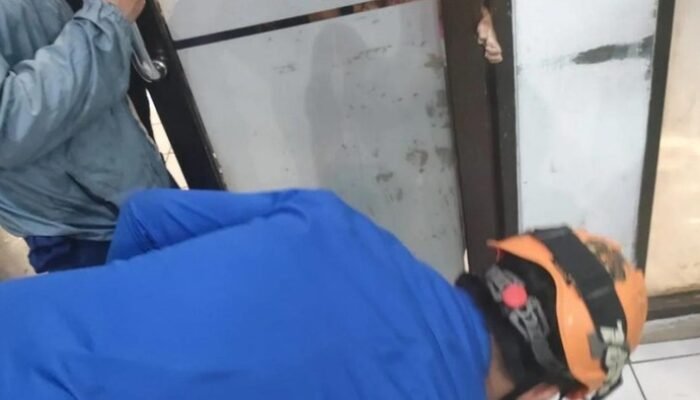 Tragis! Tangan Bayi Terjepit Pintu, Damkar Beraksi di Cimanggis
