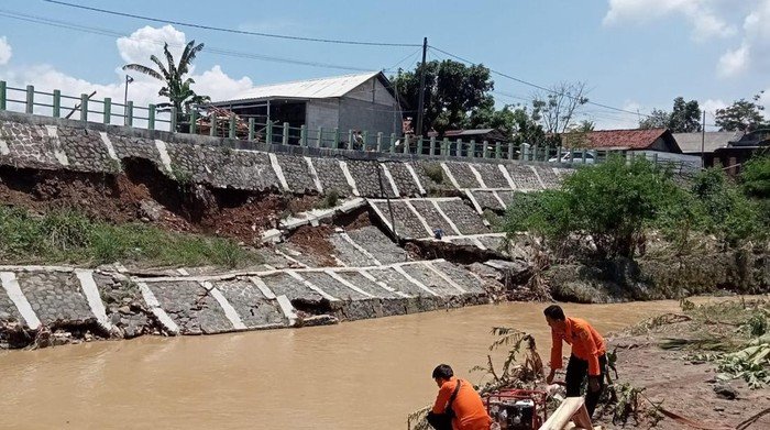 Banjir-Longsor Jadi Mimpi Buruk 3 Kampung Jonggol Bogor, Tembok Tanah Ponpes Ambruk!