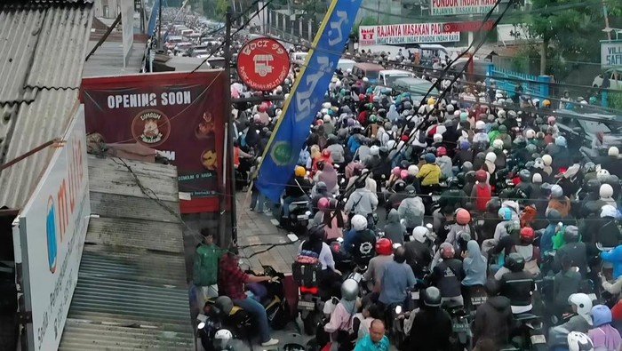 Kemacetan Menakutkan di Jalur Puncak Bogor, Polisi Terapkan One Way untuk Atasi