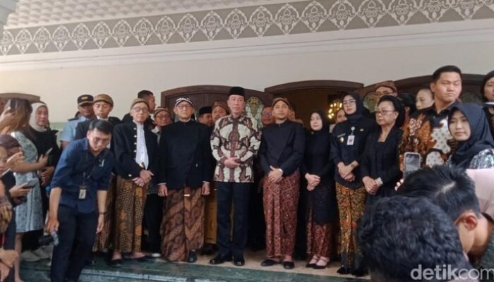 Perjalanan Penyataan Dukacita: Jokowi Ikut Lepas Jenazah Pakubuwono XIII