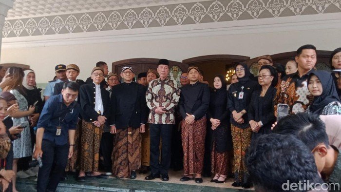 Perjalanan Penyataan Dukacita: Jokowi Ikut Lepas Jenazah Pakubuwono XIII