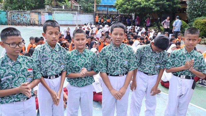 Momen 6 Bocah SD Jujur Serahkan Temuan HP Berujung Award dari Kapolda Metro - Update 2
