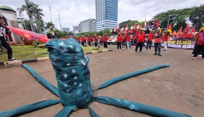 Massa Buruh Bawa Boneka Gurita, Tari Jaipong di DPR, Kebijakan Upah Menjengkelkan Masyarakat