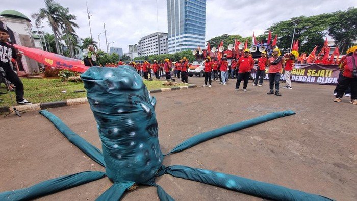 Massa Buruh Bawa Boneka Gurita, Tari Jaipong di DPR, Kebijakan Upah Menjengkelkan Masyarakat