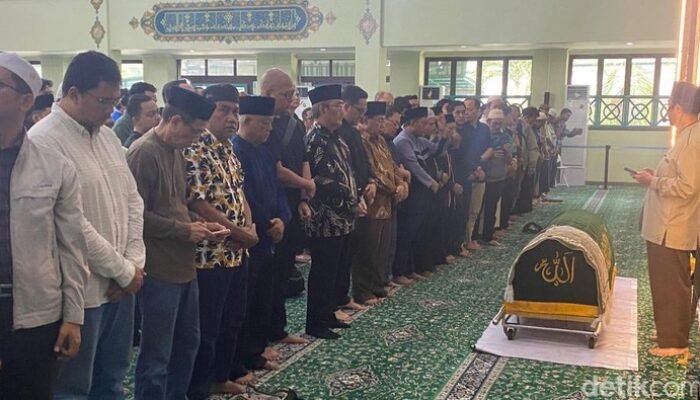 [Jenazah Antasari Azhar Disalatkan di Masjid Serpong, Jimly Hadir dalam Momentum Mencekam]