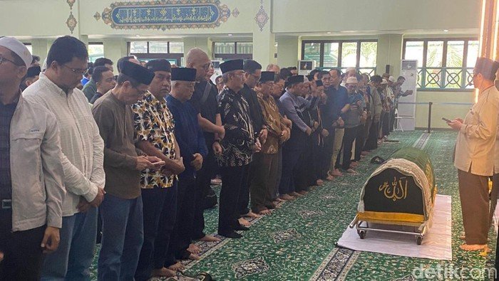 [Jenazah Antasari Azhar Disalatkan di Masjid Serpong, Jimly Hadir dalam Momentum Mencekam]
