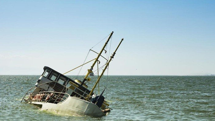 Kapal Angkut Imigran Ilegal Tenggelam di Malaysia: Tragedi Menyedihkan dengan 1 Tewas dan Puluhan Hilang