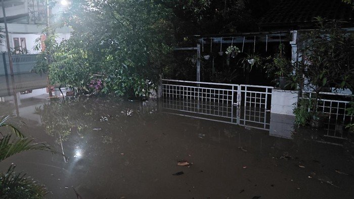Banjir Terjadi di Pondok Gede Bekasi, Tinggi Air Capai 1 Meter - Update 1