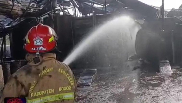 [13 Jam Kebakaran Gudang Oli Bekas di Bogor: Guncangan Besar bagi Komunitas Lokal]