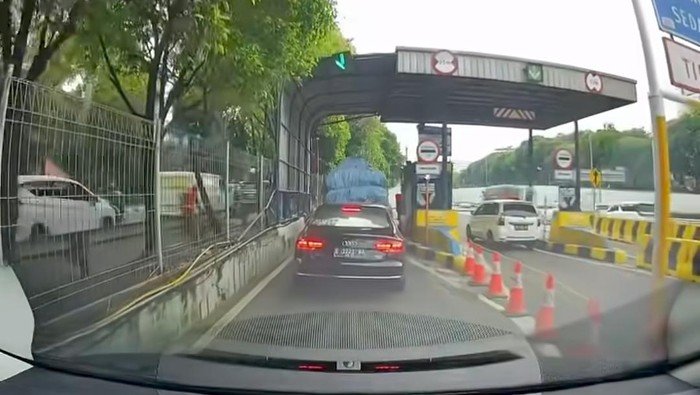 Pengemudi Audi Kena 'Pepet' di Tol JORR, Tunggakan Tol Diminta Segera Dibayar!
