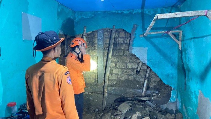 **Dinding Rumah Jebol di Cigombong, Banjir Akibat Hujan Deras Meresahkan Warga**