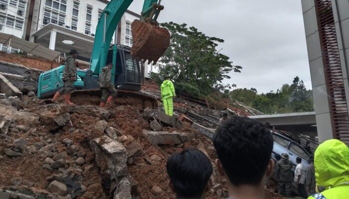 Longsor di Kampus UIN Imam Bonjol Padang Timpa 4 Mobil dan 3 Motor – Update 2