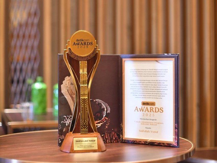 Menag Gus Ipul Dianugerahi Penghargaan Tokoh Akselerator Sekolah Rakyat dalam Rangkaian Acara Detikcom Award 2025