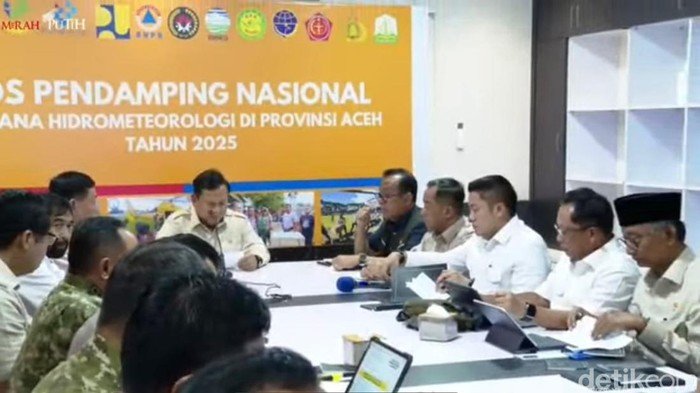 Prabowo Soroti Bantuan Logistik dari Heli, Minta Sling Rope untuk Efisiensi